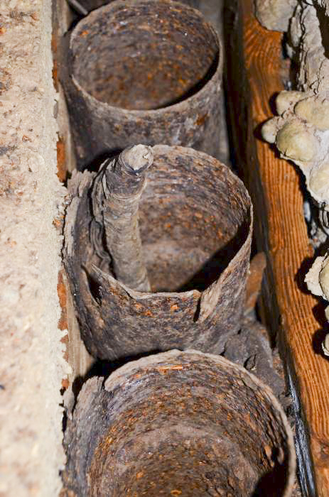 Ligne Maginot - 113 - OLTINGUE - (Casemate d'artillerie) - Arrivée des câbles téléphonique dans la chambre des officiers. Le  câble est encore visible dans le deuxième tube.