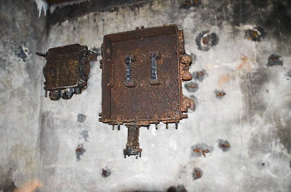 Ligne Maginot - 113 - OLTINGUE - (Casemate d'artillerie) - Boitier translateur à gauche et répartiteur à droite. Il manque le boitier de protection des lignes de campagne qui était en place à droite du répartiteur et la sonnerie au dessus du carter du central