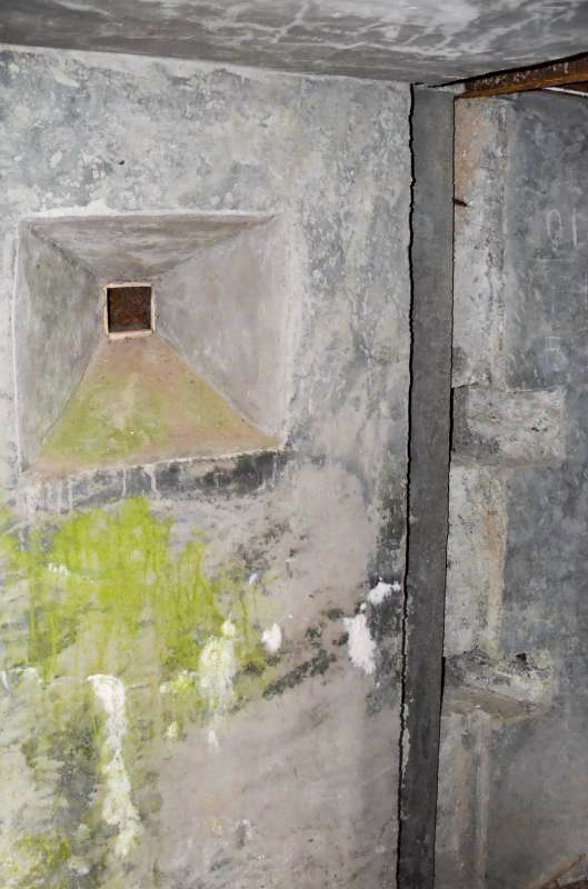 Ligne Maginot - C10 - (Blockhaus pour arme infanterie) - L'entrée avec le créneau de tir et les réservations pour la porte