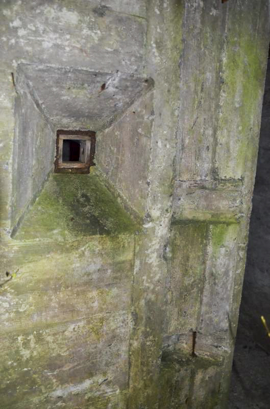 Ligne Maginot - COL DE NEUNEICH - (Abri) - Créneau de tir coté extérieur. On voit les resserves pour les charnières des portes