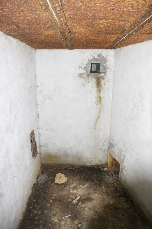 Ligne Maginot - HORNI-FERME - (Blockhaus pour arme infanterie) - Couloir avec orifices de ventilation et créneau FM de défense d'entrée au ras du sol...