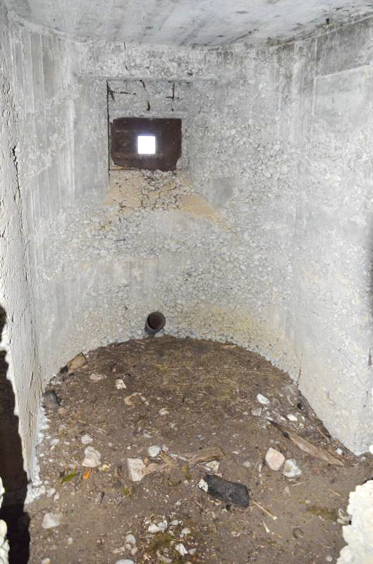 Ligne Maginot - GRAND KOHLBERG NORD - (Blockhaus pour arme infanterie) - Chambre de tir fusil ou FM ? Elle à une forme arrondie malgré qu'elle se trouve entre la chambre mitrailleuse et une autre.