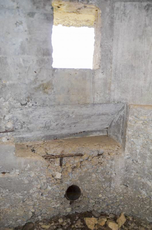 Ligne Maginot - GRAND KOHLBERG NORD - (Blockhaus pour arme infanterie) - Vue sur la créneau de tir mitrailleuse.