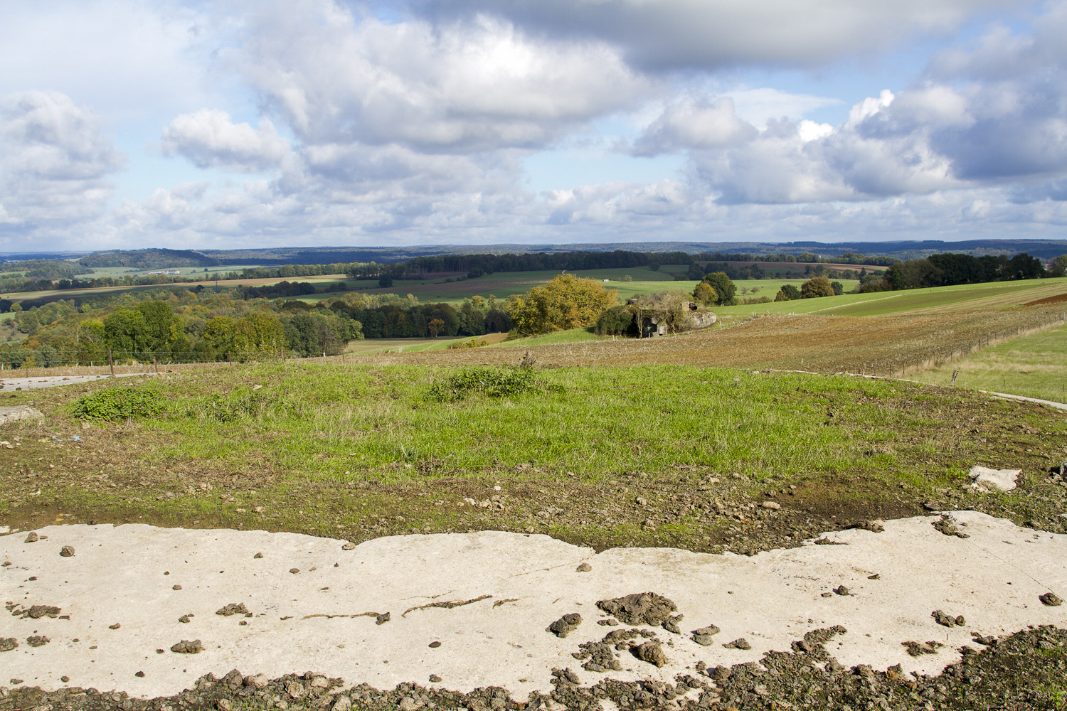 Ligne Maginot - LE CHESNOIS - CHENOIS - (Ouvrage d'artillerie) - Bloc 5
Puits comblé de la tourelle de 75. Le Bloc 3  est bien visible en arrière-plan