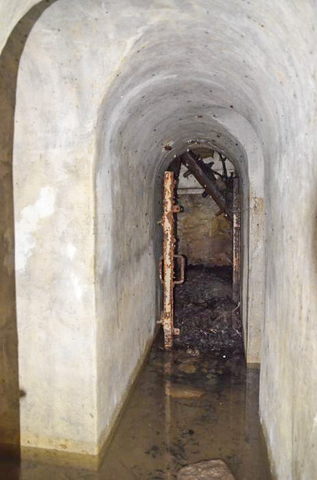 Ligne Maginot - HUTTINGUE OUEST 1 - (Blockhaus pour arme infanterie) - Couloir de liaison entre les deux entrées. Celle du fond est bouchée par des branchages.
