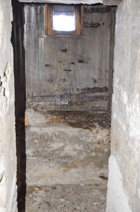 Ligne Maginot - HUTTINGUE EST - (Blockhaus pour canon) - Couloir d'entrée des hommes, avec une sur-élévation pour le tir au FM vers l'Est. - D. Froehly