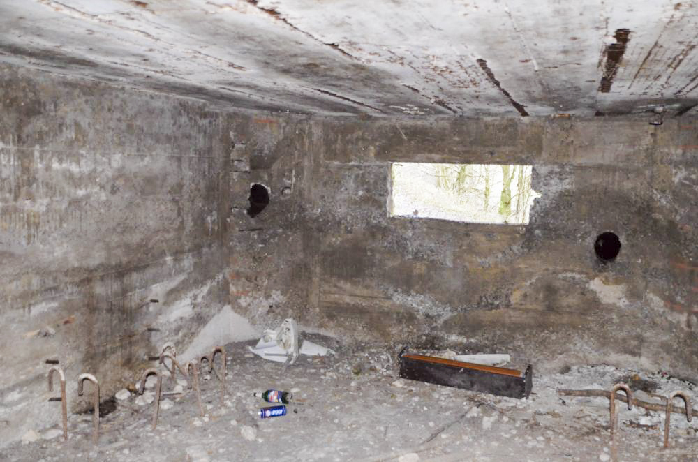 Ligne Maginot - HUTTINGUE EST - (Blockhaus pour canon) - Chambre de tir du canon. On remarque bien que ce blockhaus est inachevé, les fers à béton pour les massifs du canon sortent encore du sol et la chape n'a pas été coulée - D. Froehly