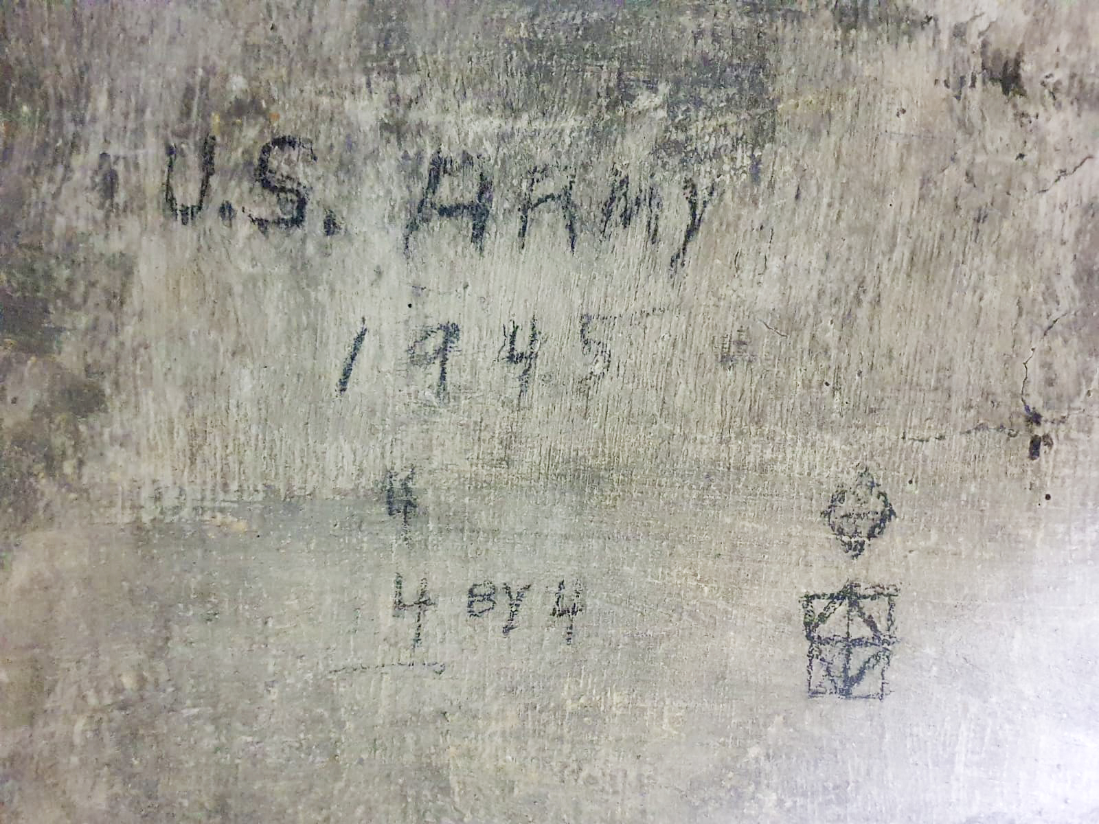 Ligne Maginot - HAUT POIRIER - (Ouvrage d'infanterie) - Inscription d'un soldat américain en 1945
Il décrit sa division 
44e division d'infanterie américaine
avec le slogan 4by4

A voir dans le couloir du Bloc 3