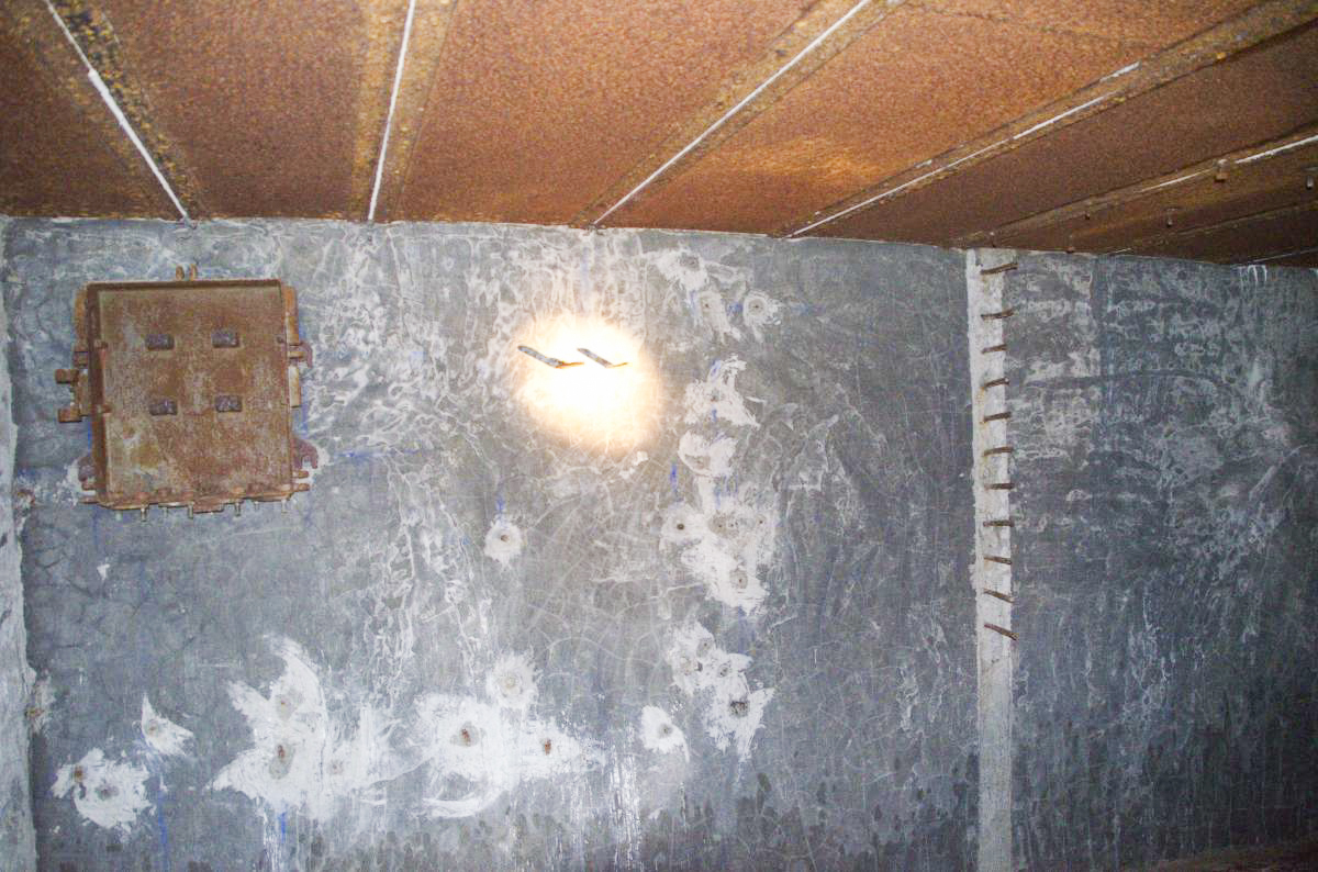 Ligne Maginot - NEUNEICH (SOUS-QUARTIER CENTRE) - (PC de Sous-Quartier) - Restant de répartiteur téléphonique, avec la ligne de câbles visiblement coupée