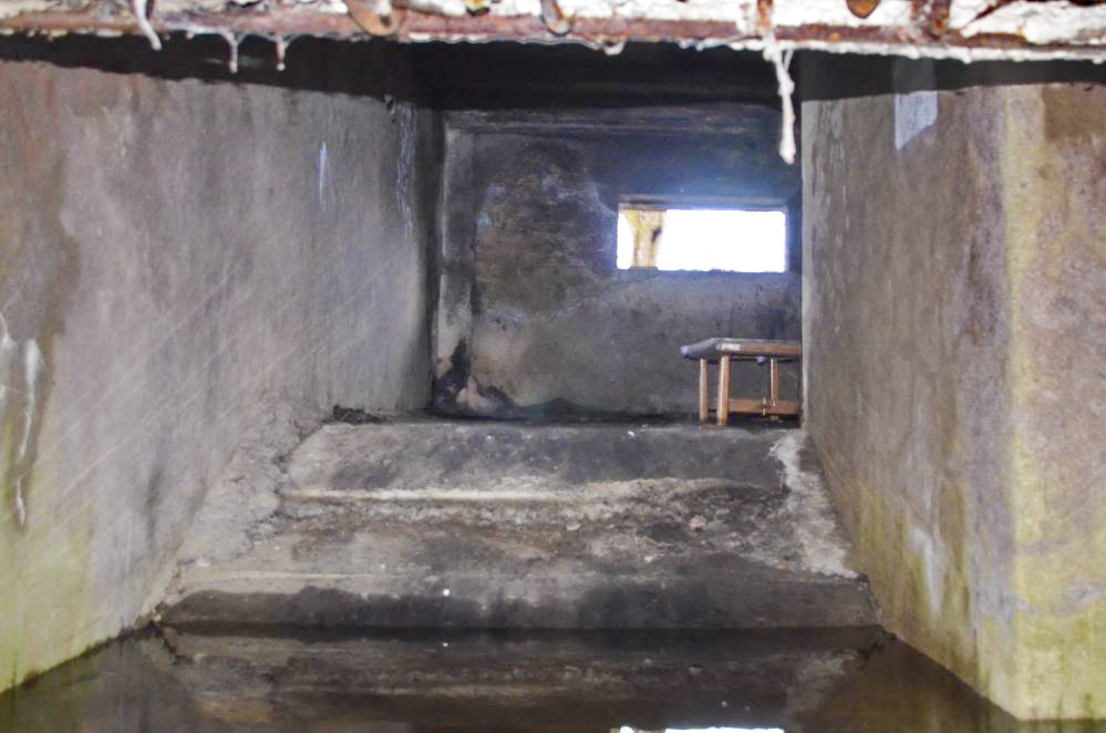Ligne Maginot - OLTINGUE SUD 3 - (Blockhaus pour canon) - Vue sur la chambre de Tir. Une rampe permet de monter le canon dans la chambre qui est sur-élevée. - D. Froehly