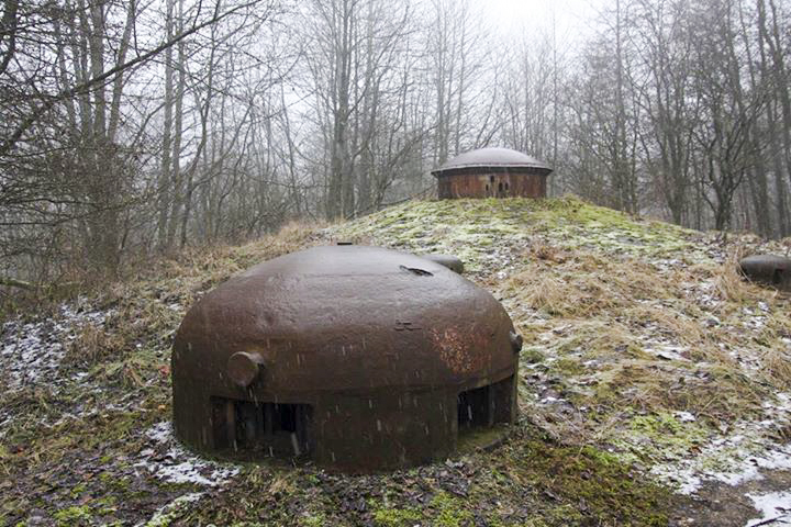 Ligne Maginot - SCHIESSECK - (Ouvrage d'artillerie) - Le bloc 6
Tourelle de mitrailleuse et cloche GFM au premier plan