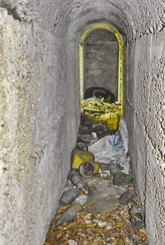 Ligne Maginot - BLODELSHEIM OUEST 1 - (Blockhaus pour arme infanterie) - Couloir vue vers le nord. A gauche l'entrée nord, à droite l’accès à la coupole
