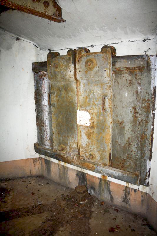 Ligne Maginot - ACA2 - STOCKEN - (Casemate d'artillerie) - Chambre de tir droite pour canon de 75mm mle 1897
Le créneau et ses volets d'embrasure coulissants