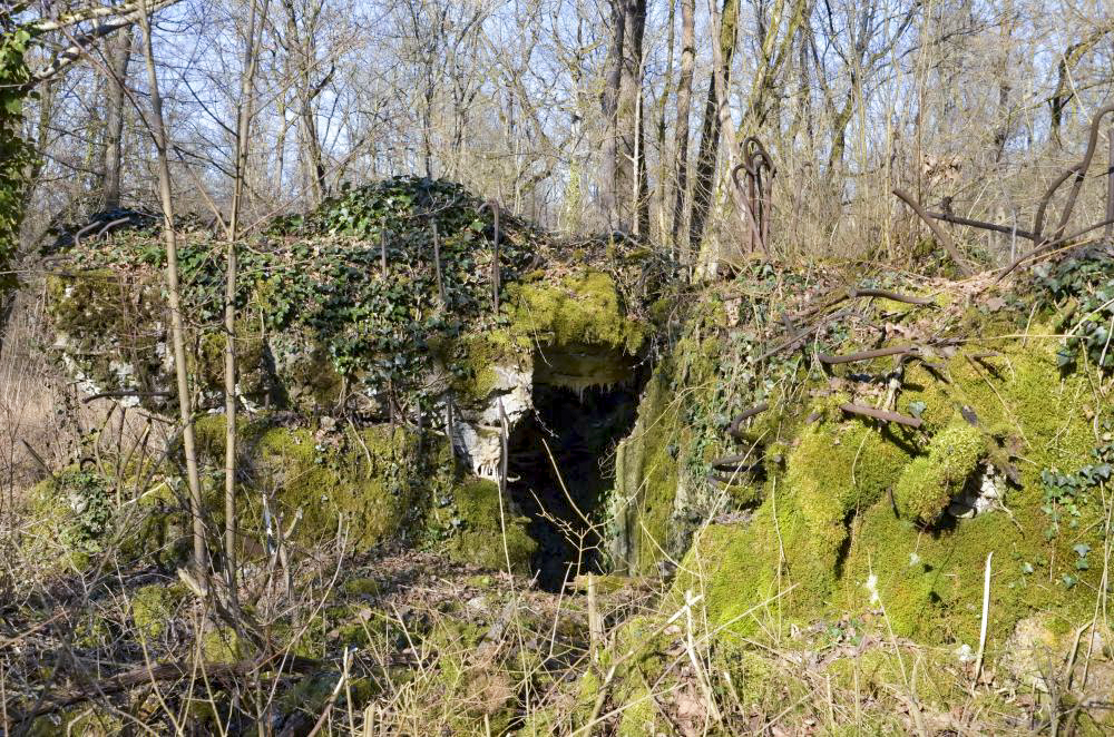Ligne Maginot - CARREFOUR 224 NORD - (Blockhaus pour arme infanterie) - Vue coté sud. On distingue le ferraillage dépassant des murs et l'absence de gravat. - D. Froehly