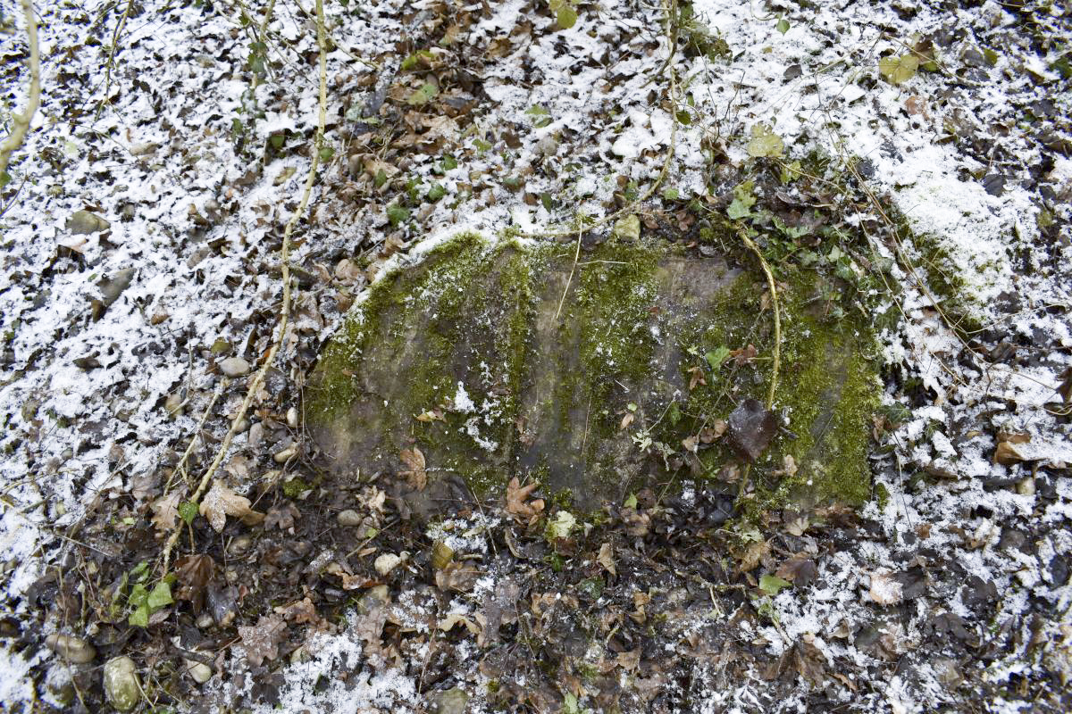 Ligne Maginot - ECLUSE 46 NORD - (Blockhaus de type indéterminé) - Demi plaque en béton avec des encoches. - D. Froehly