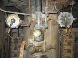 Ligne Maginot - LA FERTE - (Ouvrage d'infanterie) - Bloc 2
Etage intermédiaire de la tourelle pour deux AM
Poste de pointage avec ses transmetteurs d'ordre Teleflex et la lunette L 723