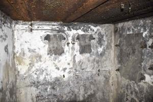 Ligne Maginot - 6M - (Chambre de coupure) - Mur du fond de la chambre. A droite les traces du boitier répartiteur, à gauche les 2 boîtiers de protection pour les lignes de campagne pouvant se raccorder sur la chambre de coupure (2x6 lignes).