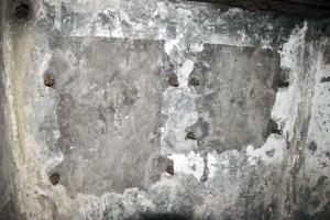 Ligne Maginot - 6M - (Chambre de coupure) - Gros plan sur le mur droit de la chambre. 
A gauche la trace du boitier répartiteur.