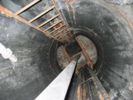 Ligne Maginot - METRICH - A17 - (Ouvrage d'artillerie) - Entrée munitions
Puits de l'une des cloches GFM de l'EM, ravagé de suie des incendies des pilleurs ...