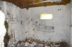 Ligne Maginot - KATZENPFAD - (Blockhaus pour arme infanterie) - Chambre de tir, mur nord avec son créneau de tir mitrailleuse