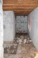 Ligne Maginot - 181 - KEMBS NORD 2 - (Blockhaus pour arme infanterie) - A droite le long du mur les fixations du fil téléphone ou électrique.
A gauche en-haut une des vis d'accrochage du téléphone.