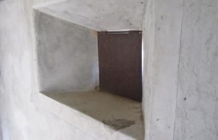 Ligne Maginot - CLOT DU POIN 1 - (Blockhaus pour arme infanterie) - Autre créneau coté vallée de la Clarée avec le panneau métallique abaissé