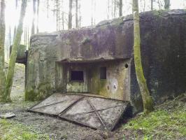 Ligne Maginot - WINECKERTHAL EST - (Casemate d'infanterie) - La casemate avec les panneaux destinés à masquer les créneaux de la façade.