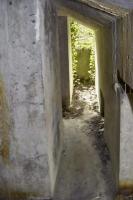 Ligne Maginot - PA DU CARREFOUR 243-1 - (Blockhaus pour canon) - Couloir de l'entrée des hommes, avec à gauche la niche à munitions et à droite, en bas, une ouverture donnant sur la niche depuis l’extérieur.
