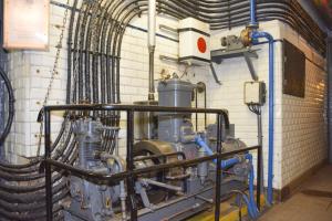 Ligne Maginot - ROHRBACH - FORT CASSO - (Ouvrage d'infanterie) - L'usine électrique
Groupe électrogène auxiliaire CLM 1 PJ 65 entrainant une génératrice et un compresseur d'air permettant le gonflage des bouteilles de démarrage des moteurs SMIM