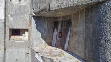 Ligne Maginot - LAVOIR - (Ouvrage d'artillerie) - Bloc 2
A droite, casemate cuirassée d'action frontale pour canon-mortier de 75 mle 31
A gauche, créneau FM de défense rapprochée
Noter l'absence de redans sur la partie gauche et supérieure du créneau FM