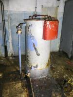 Ligne Maginot - LAVOIR - (Ouvrage d'artillerie) - L'usine électrique
Le réservoir d'eau de refroidissement du moteur CLM
Noter le petit réservoir secondaire en rouge, alimenté directement par le moteur et permettant de disposer d'eau chaude