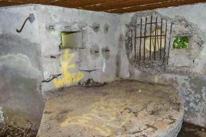 Ligne Maginot - ECLUSE 52 NORD - (Blockhaus pour canon) - Intérieur de la chambre de tir, créneau de défense rapprochée à droite et créneau de la mitrailleuse à gauche