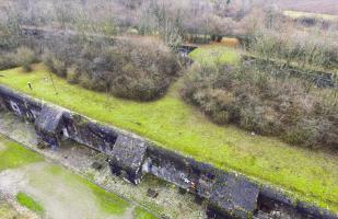 Ligne Maginot - HEITEREN (PC II/28° RIF) - (PC de Quartier) - Autre vue générale, moins plongeante, permettant de mieux lire le faible relief de l'ouvrage. Le seul obstacle étaient un réseau de fil de fer barbelé qui subsiste encore à certains endroits.