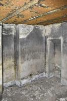 Ligne Maginot - OBERFELD - (Poste de Secours) - Chambre avec à droite la  réservation pour un lavabo et à gauche une réservation avec évacuation au plafond.