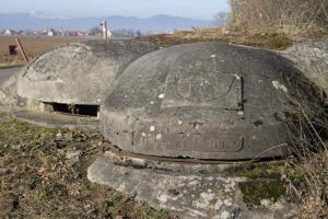 Ligne Maginot - SAINT HUBERT 2 - (Blockhaus pour arme infanterie) - Vue rapprochée de la coupole centrale avec l'indication 5° et 7° Cie du 15-2 et le cartouche 'Hardi les Gars'