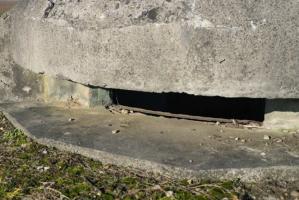 Ligne Maginot - SAINT HUBERT 2 - (Blockhaus pour arme infanterie) - Vue rapprochée de l'un des créneaux, le doublage intérieur en acier est bien visible sur  cette photo