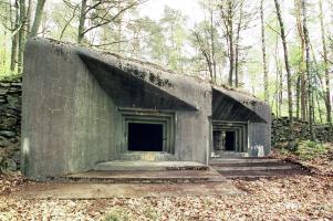 Ligne Maginot - WINDSTEIN - (Casemate d'artillerie) - Une superbe vue de la casemate avec ses deux embrasures. L'entrée arrière est visible au travers de l'embrasure de droite.