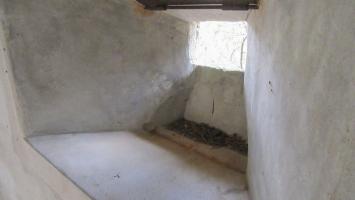 Ligne Maginot - CLOT DU POIN 1 - (Blockhaus pour arme infanterie) - Autre créneau coté vallée de la Clarée avec le panneau métallique relevé