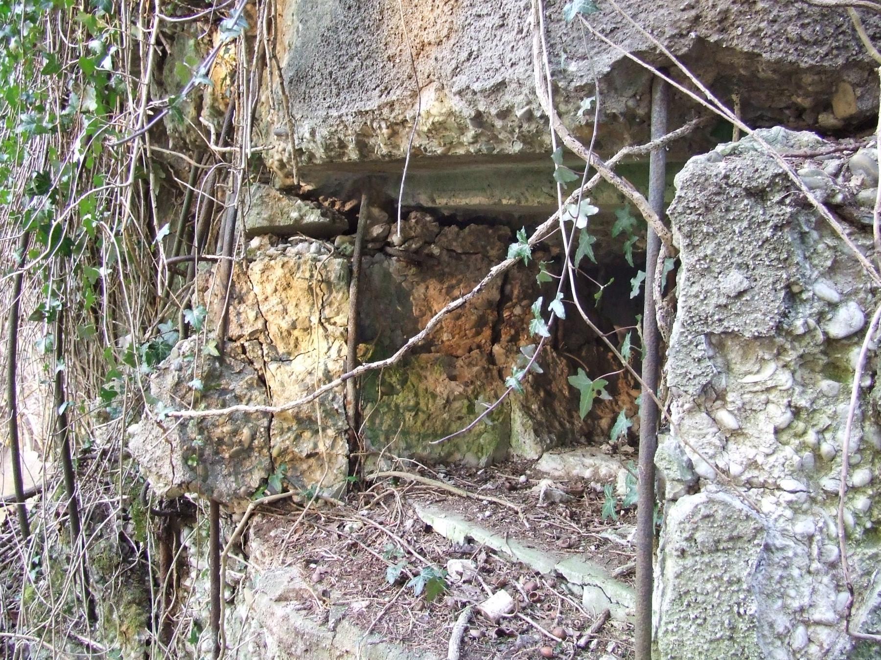 Ligne Maginot - WINGEN SUD 2 - (Blockhaus pour canon) - Le créneau pour canon impacté