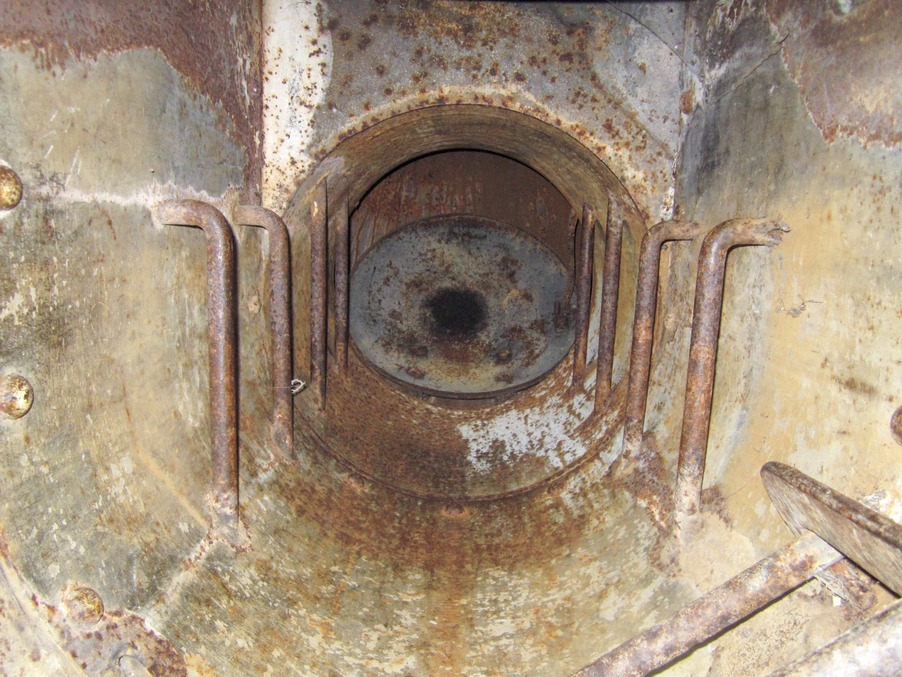 Ligne Maginot - LA FERTE - (Ouvrage d'infanterie) - Bloc 2
Etage intermédiaire de la tourelle pour deux AM
Trou de visite de l'avant cuirasse