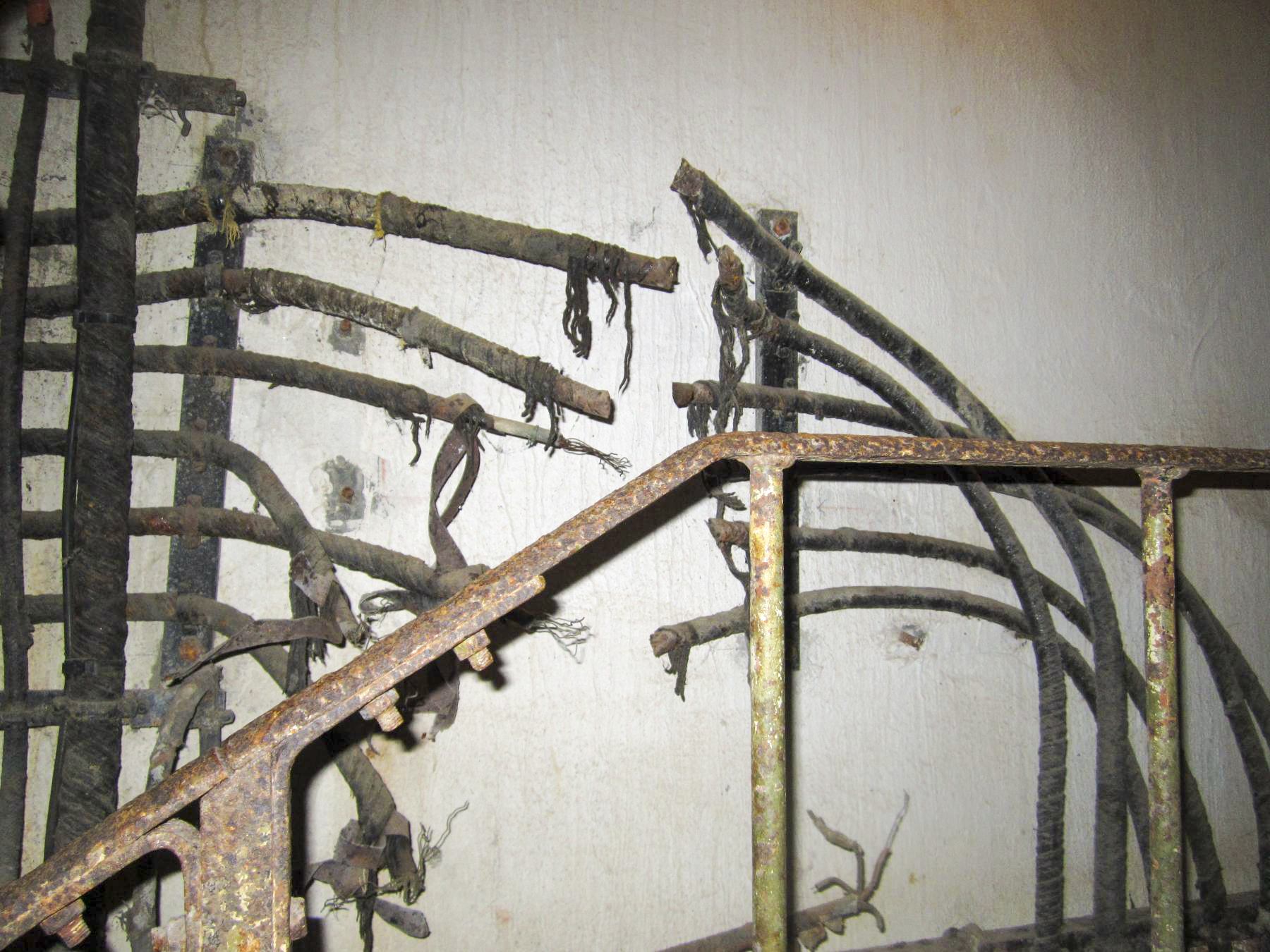 Ligne Maginot - LA FERTE - (Ouvrage d'infanterie) - Bloc 2
Câbles coupés par les hommes lors de l'abandon du bloc 2