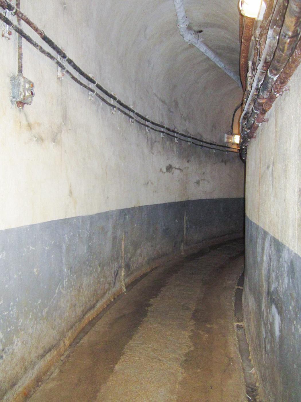 Ligne Maginot - LA FERTE - (Ouvrage d'infanterie) - Le virage entre l'infirmerie et la cuisine où les corps furent entassés avant leur évacuation par les allemands