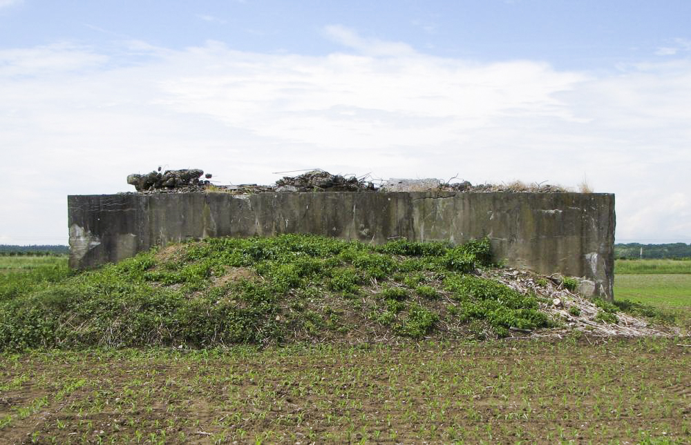 Ligne Maginot - RUMERSHEIMER WEG - (Blockhaus pour arme infanterie) - Une partie de la rocaille est encore en place. Vue vers l'ouest.