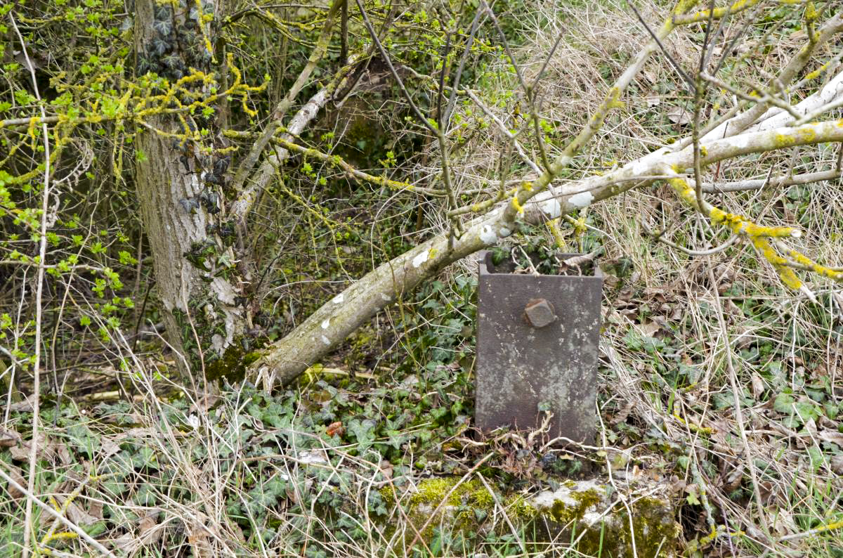 Ligne Maginot - STATION DE BANTZENHEIM 7 - (Cuve pour arme d'infanterie) - Détail des fer en U, avec les écrous de fixation