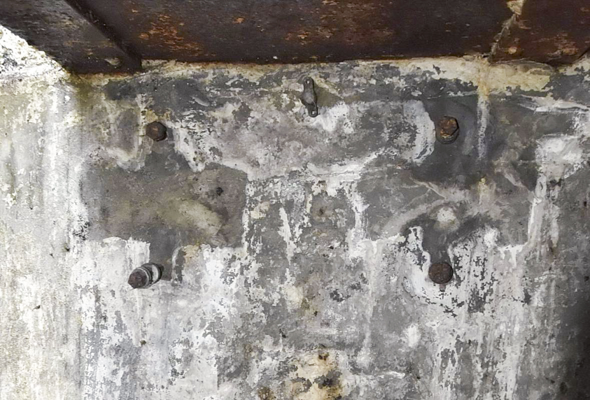 Ligne Maginot - 6M - (Chambre de coupure) - Mur d'entrée avec emplacement de 2 boites
