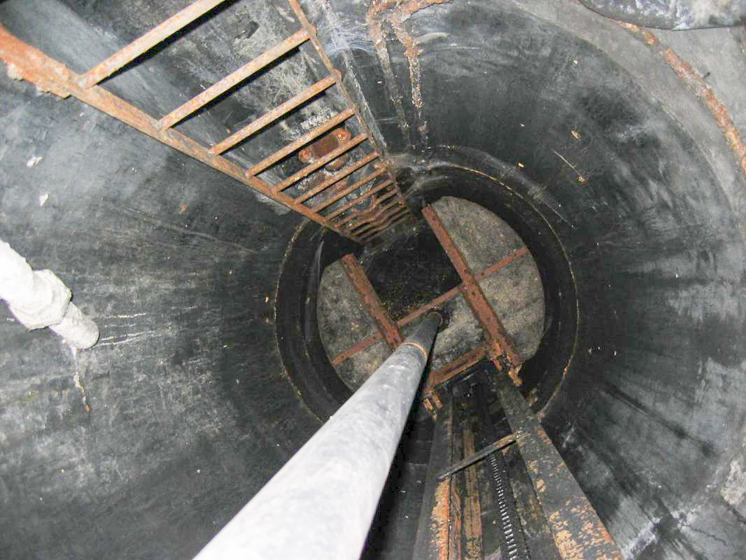 Ligne Maginot - METRICH - A17 - (Ouvrage d'artillerie) - Entrée munitions
Puits de l'une des cloches GFM de l'EM, ravagé de suie des incendies des pilleurs ...