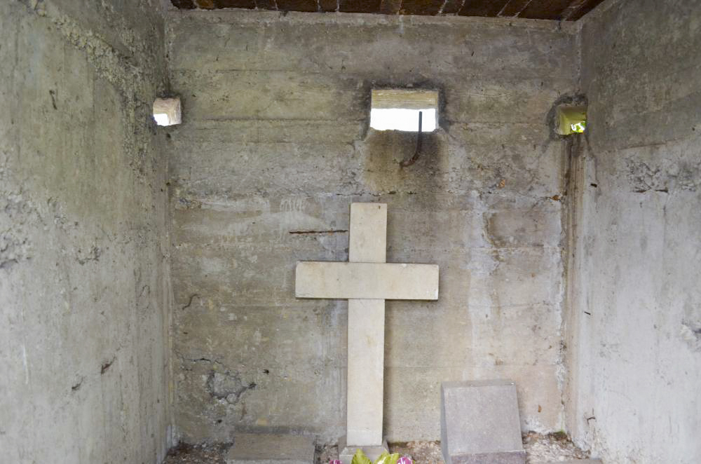 Ligne Maginot - KEMBS CIMETIERE - (Blockhaus pour arme infanterie) - Ce blockhaus comprend 3 créneaux dont 2 dans les angles.
La croix se trouvant à l’intérieur n'est qu'un dépôt provenant du cimetière.