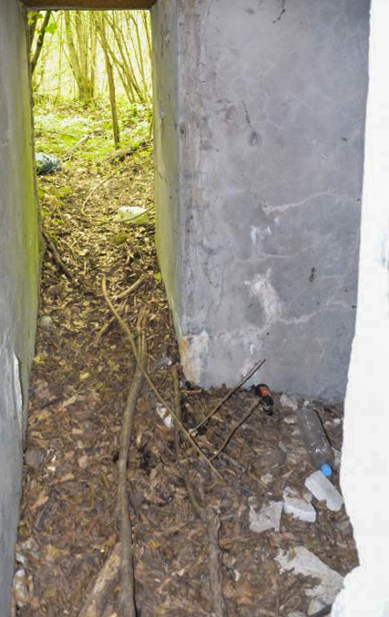 Ligne Maginot - KATZENPFAD - (Blockhaus pour arme infanterie) - Vue du couloir vers la porte d'entrée. A coté de la porte à droite la niche.