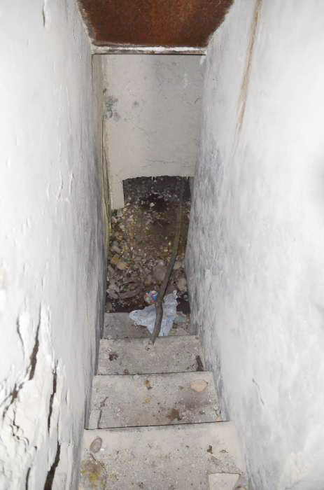 Ligne Maginot - KATZENPFAD - (Blockhaus pour arme infanterie) - Escalier menant à la chambre de tir, et au fond la niche à munitions.