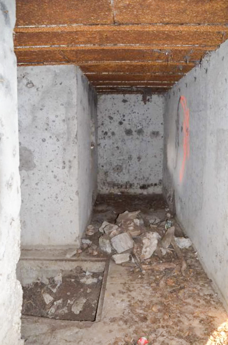 Ligne Maginot - 181 - KEMBS NORD 2 - (Blockhaus pour arme infanterie) - A droite le long du mur les fixations du fil téléphone ou électrique.
A gauche en-haut une des vis d'accrochage du téléphone.